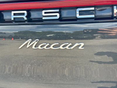 2025 Porsche Macan — photo 11 view