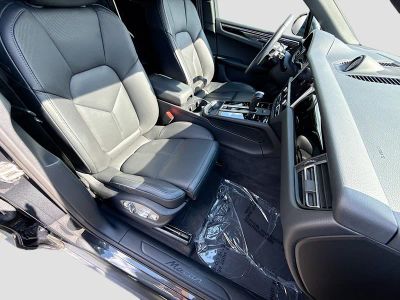 2025 Porsche Macan — photo 15 view