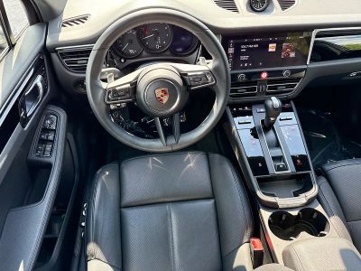 2025 Porsche Macan — photo 17 view