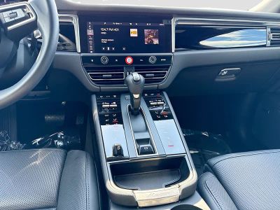 2025 Porsche Macan — photo 19 view