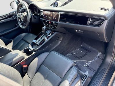2025 Porsche Macan — photo 14 view