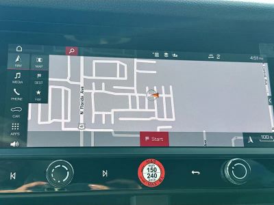 2025 Porsche Macan — photo 32 view