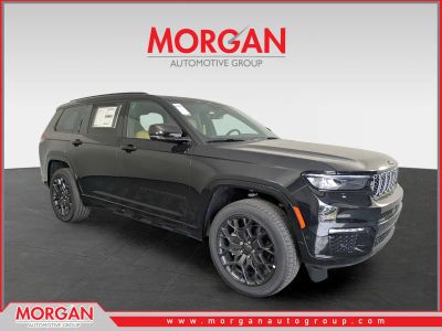 2025 Jeep Grand Cherokee Summit in Black — front three-quarter view