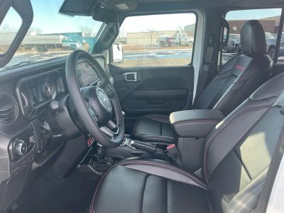 2025 Jeep Wrangler — photo 17 view