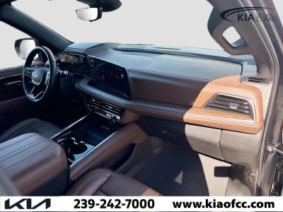2025 Chevrolet Suburban — photo 13 view