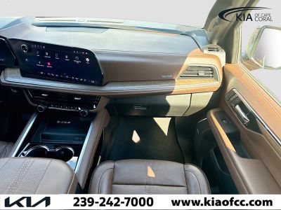 2025 Chevrolet Suburban — photo 17 view