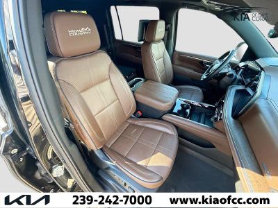 2025 Chevrolet Suburban — photo 14 view