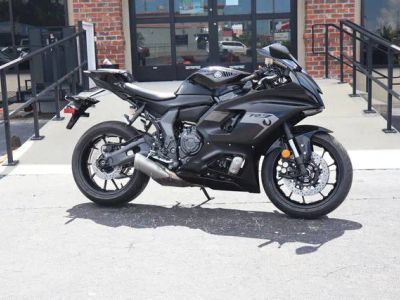 2025 Yamaha YZF-R7 — front three-quarter view