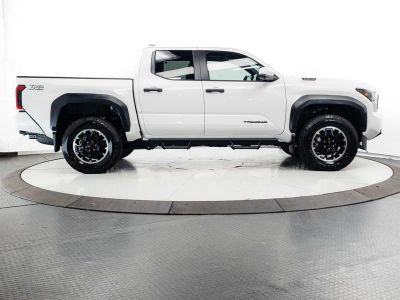 2025 Toyota Tacoma Hybrid — photo 13 view