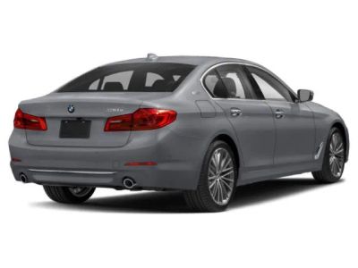 2018 BMW 5 Series 530e xDrive iPerformance in Alpine White — front three-quarter view