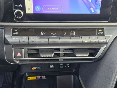 2025 Toyota Camry — photo 13 view