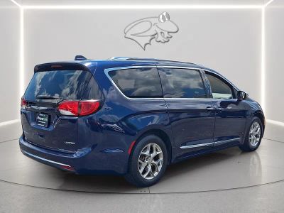 2017 Chrysler Pacifica — detail view