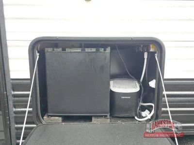 2025 Cherokee Grey Wolf 29QB — engine compartment view