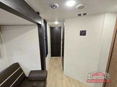 2025 Cherokee Grey Wolf 29QB — photo 26 view