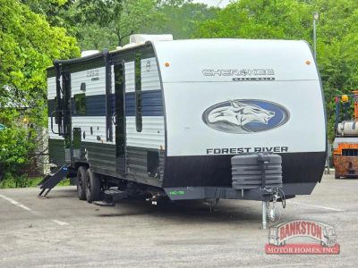 2025 Cherokee Grey Wolf 29QB — front three-quarter view