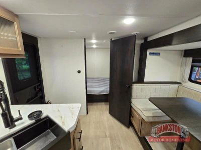 2025 Cherokee Grey Wolf 29QB — photo 18 view