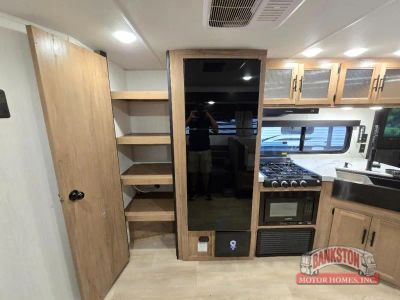 2025 Cherokee Grey Wolf 29QB — photo 16 view