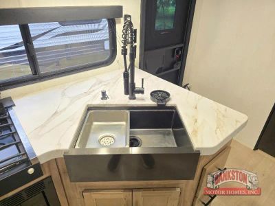 2025 Cherokee Grey Wolf 29QB — photo 13 view