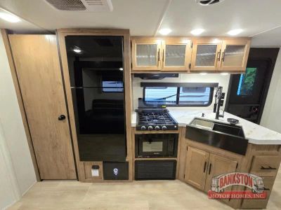 2025 Cherokee Grey Wolf 29QB — photo 12 view