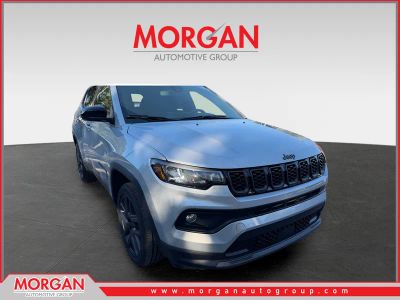 2026 Jeep Compass Latitude Altitude in Silver Zynith Metallic Clearcoat — front three-quarter view