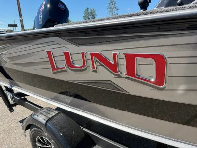 2026 Lund 1875 IMPACT XS — engine compartment view