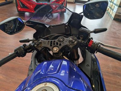 2025 Yamaha YZF-R3 - Photo 9
