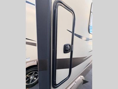 2017 Forest River RV Rockwood Signature Ultra Lite - Photo 11