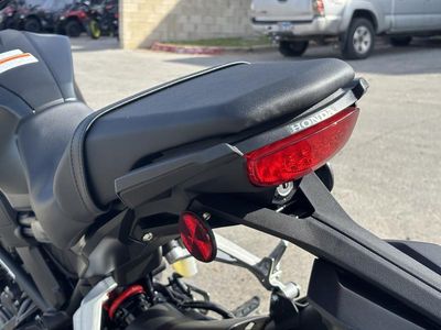 2025 Honda CB300R - Photo 12
