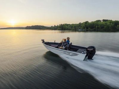 2025 Lund 1650 Angler SS — rear three-quarter view