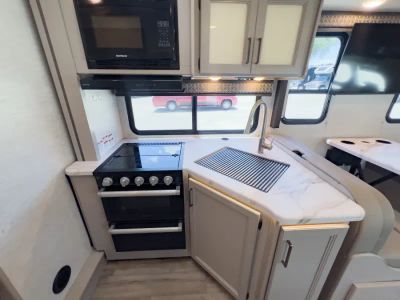 2025 Thor Motor Coach QUANTUM — photo 8 view