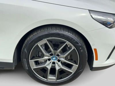 2025 BMW i5 — photo 8 view