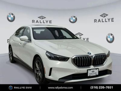 2025 BMW i5 xDrive40 in Alpine White — front three-quarter view