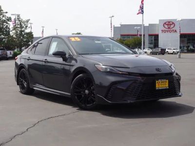 2025 Toyota Camry SE — front three-quarter view