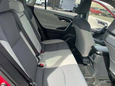 2019 Toyota RAV4 — photo 18 view
