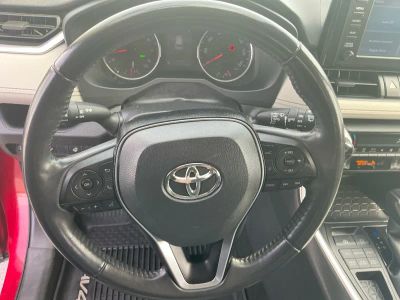 2019 Toyota RAV4 — photo 13 view