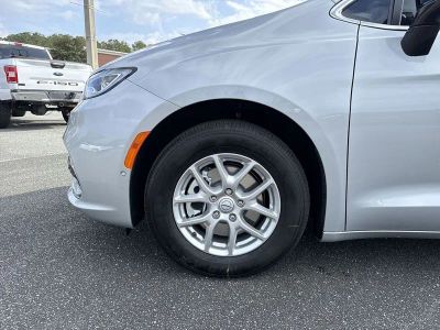 2026 Chrysler Pacifica — photo 10 view