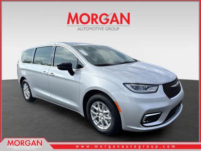2026 Chrysler Pacifica Select in Silver — front three-quarter view