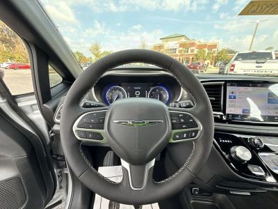 2026 Chrysler Pacifica — photo 13 view