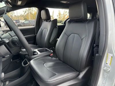 2026 Chrysler Pacifica — photo 11 view