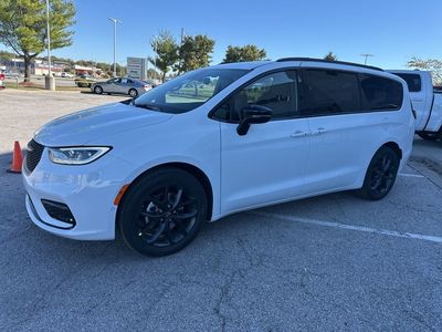 2026 Chrysler Pacifica - Photo 10