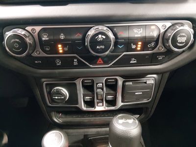 2025 Jeep Wrangler - Photo 17