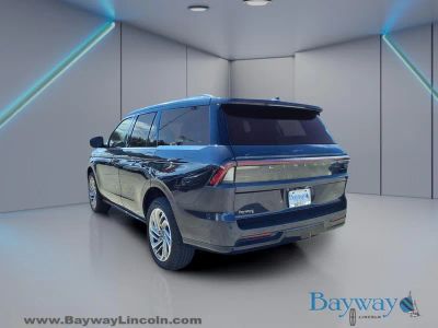 2025 Lincoln Navigator — side profile view