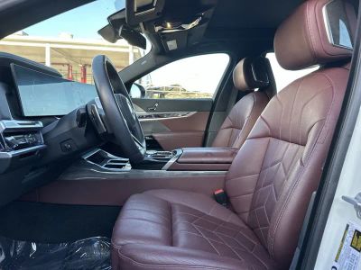 2025 BMW 7 Series — photo 13 view
