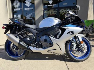 2026 Suzuki GSX-R600 — front three-quarter view