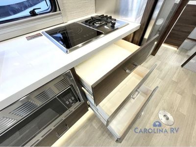 2025 Winnebago Navion - Photo 12