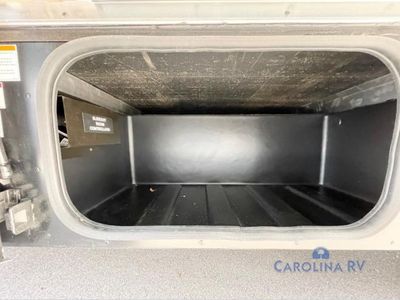 2025 Winnebago Navion - Photo 6