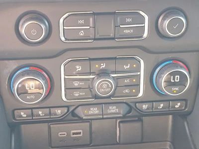 2024 Chevrolet Suburban - Photo 43