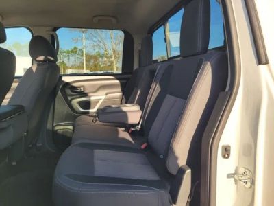 2024 Nissan Titan — photo 10 view