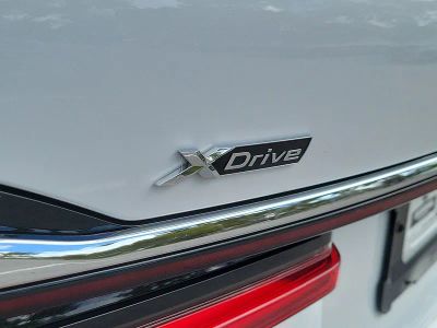 2022 BMW 7 Series — engine compartment view