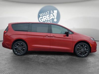 2026 Chrysler Pacifica — side profile view
